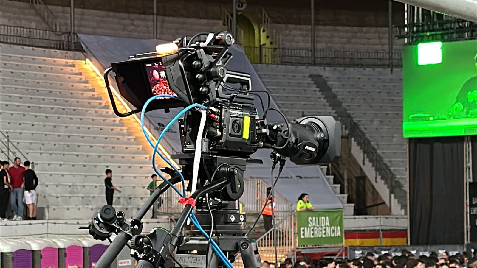 Cámara broadcast realizando un concierto en una plaza de toros con el público en la pista