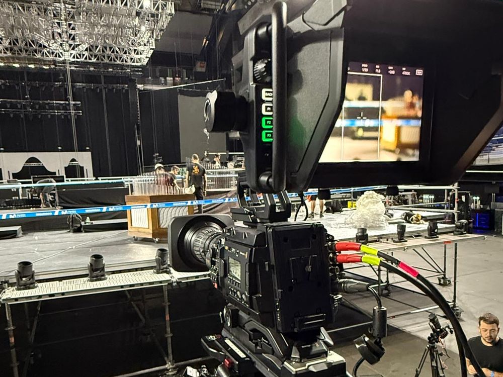Posición de cámara broadcast frente al escenario en una producción multicámara