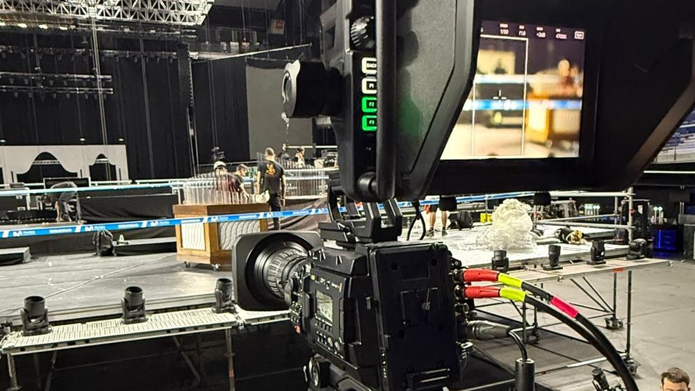 Posición de cámara broadcast frente al escenario en una producción multicámara
