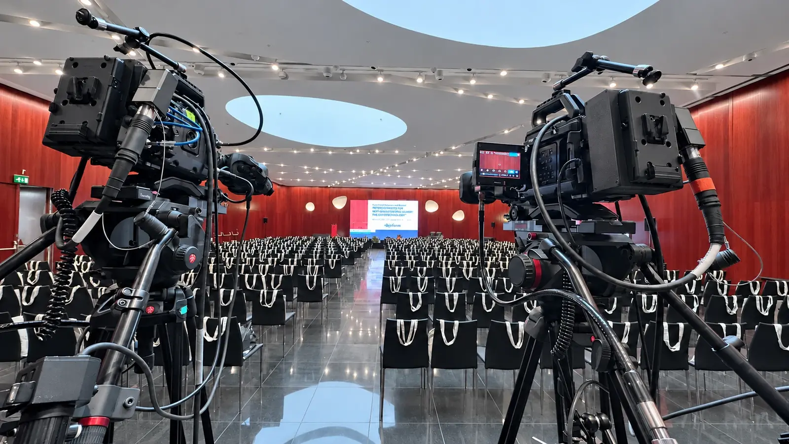 Cámaras listas y sala preparada para un congreso con cientos de asistentes