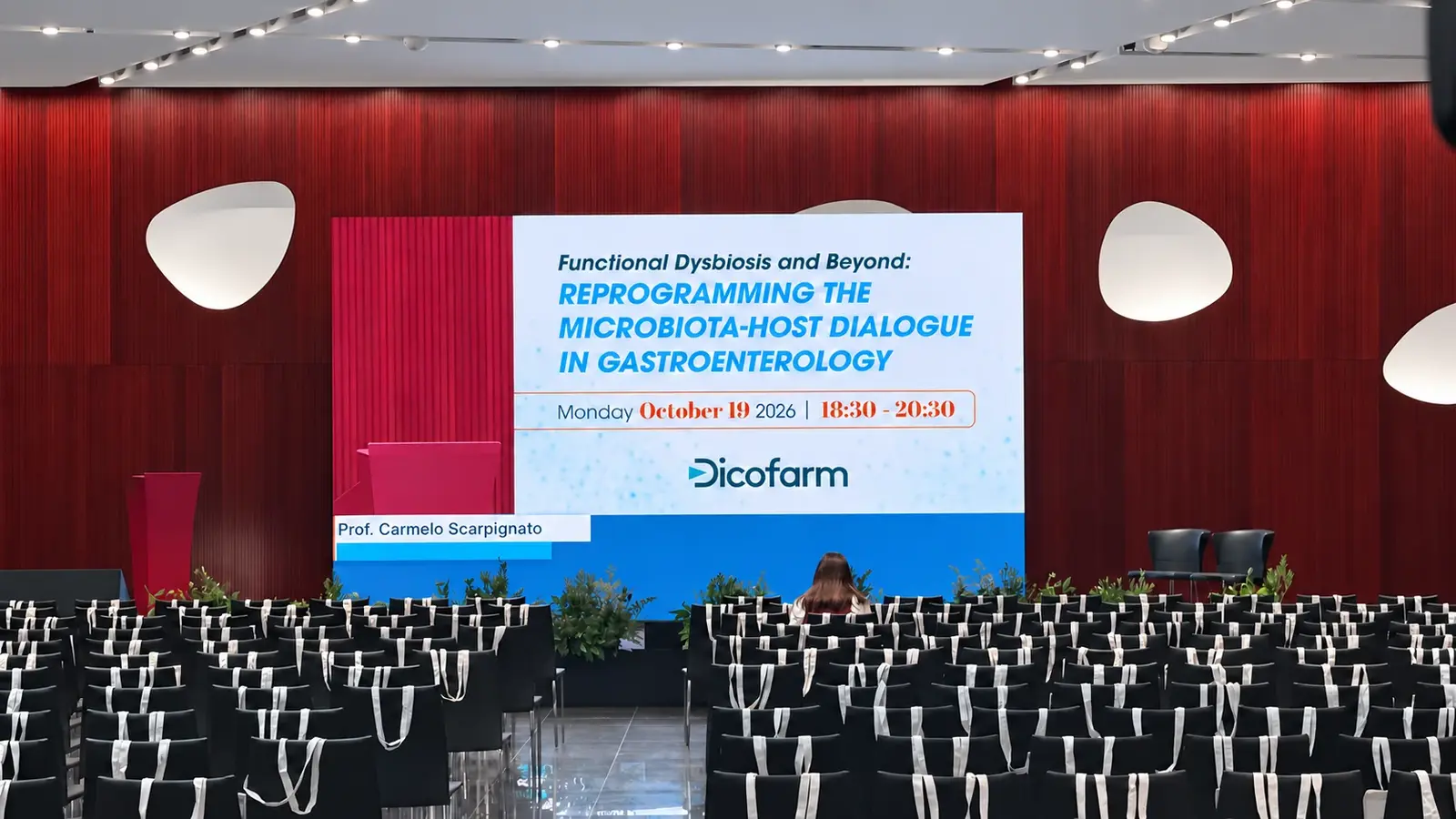 Escenario con pantalla LED y rótulo del ponente preparado