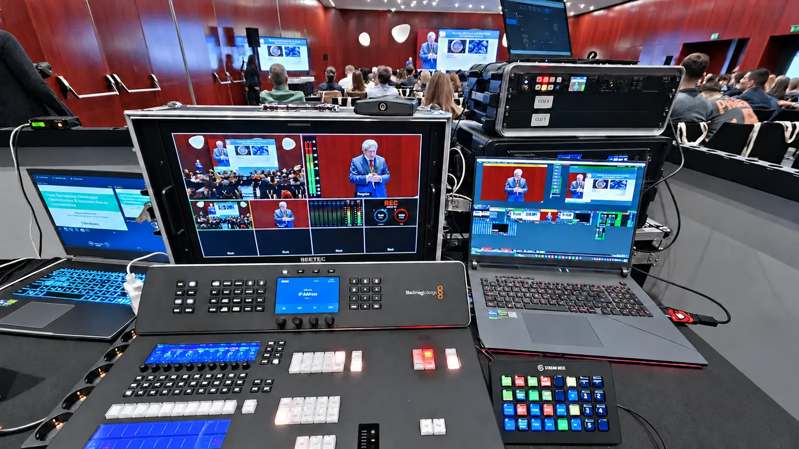 Control de realización junto al patio de butacas: mezclador ATEM, multiviewer, grabación y Stream Deck