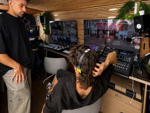 Interior de la unidad móvil: mezcla de audio y monitorización durante una producción en directo
