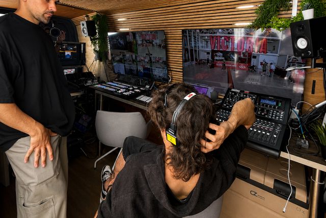 Cámara broadcast en posición fija durante una prueba deportiva urbana