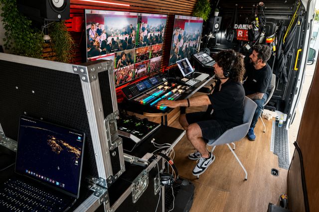 Interior del control de realización de la unidad móvil broadcast con el mezclador ATEM y los monitores de programa
