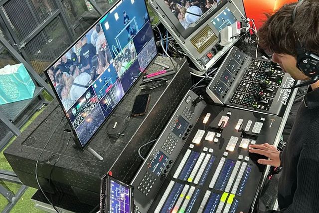 Composición a doble ventana con el ponente a un lado y su presentación a pantalla limpia al otro